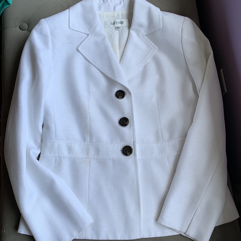 Suit Studio-  Petite White Summer Blazer with Brown Buttons- 6P